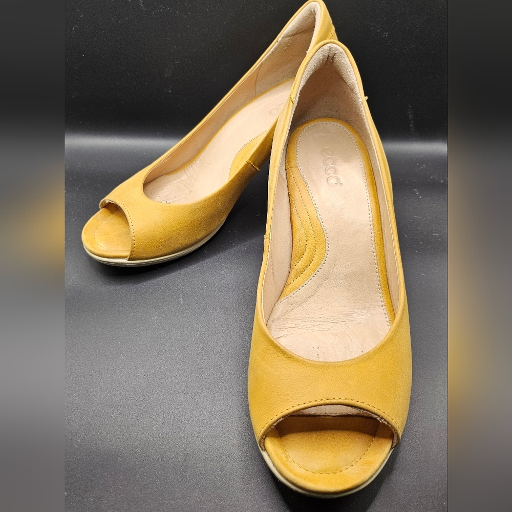 ECCO Women's Size 8, Yellow Peep-Toe Shoes, Pre-Loved